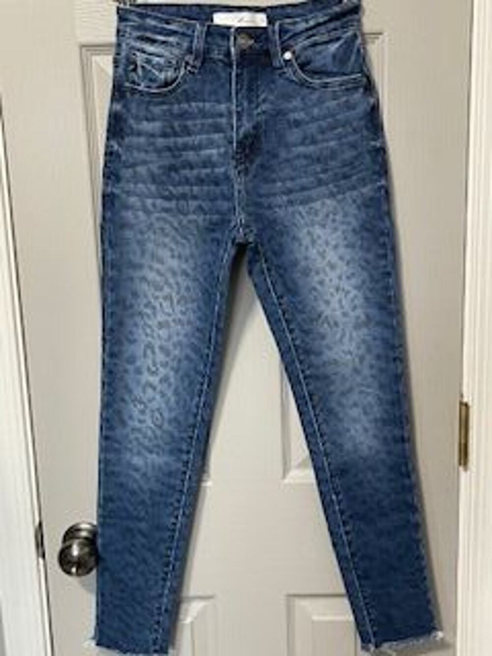 #B978 PRE-LOVED KanCan mid-rise skinny leopard print w/ raw hem jeans size 3/25